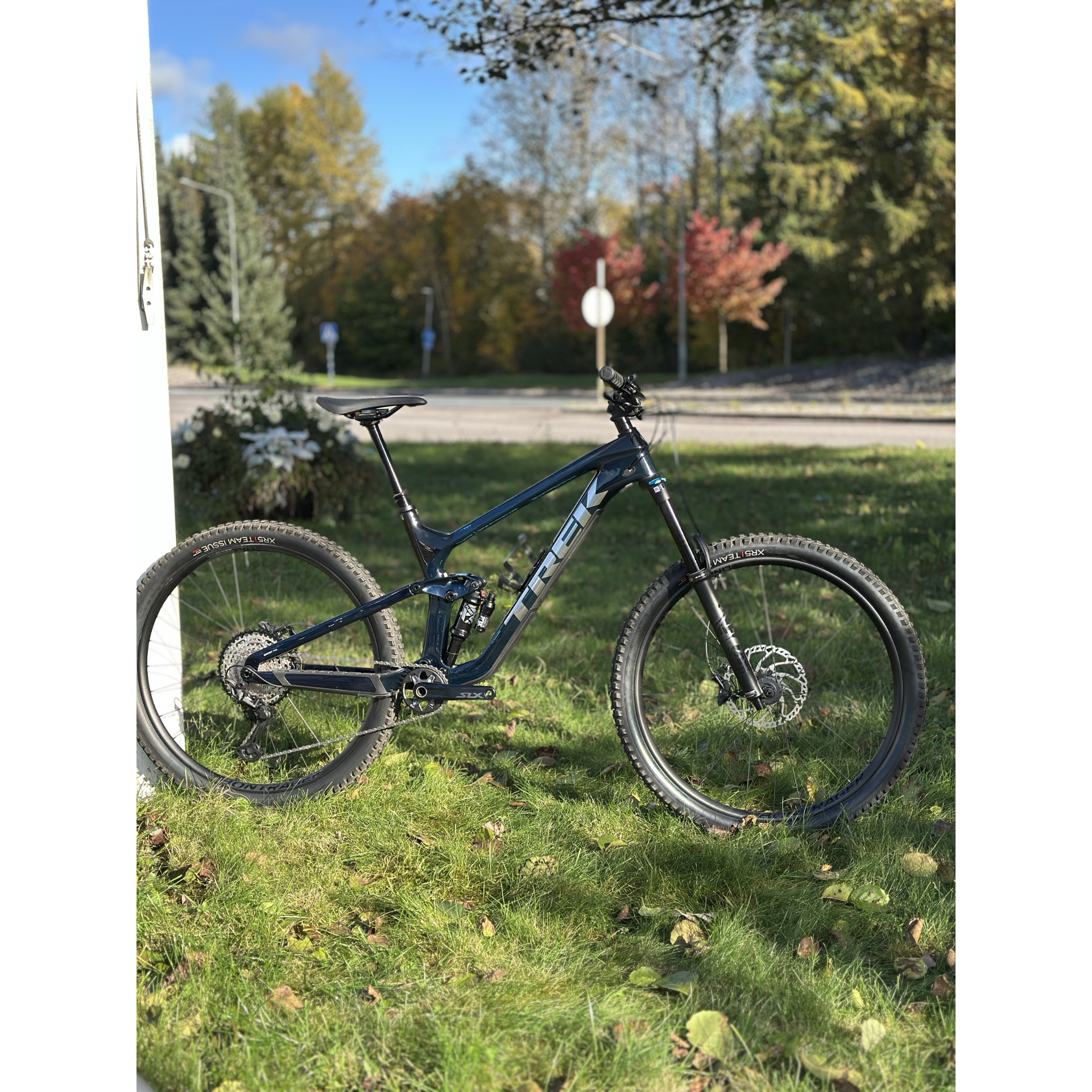 Trek Slash 9.7 Gen 5 – trail-maastopyörä, OCLV Mountain Carbon