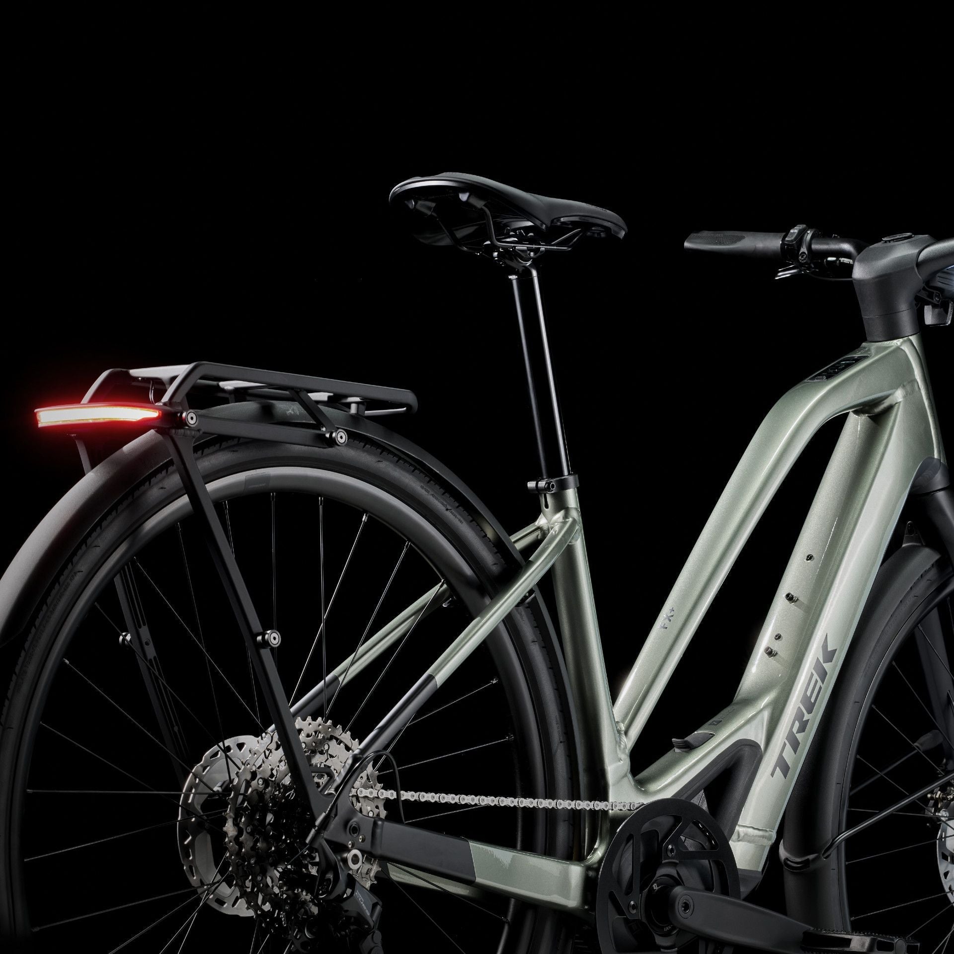 Trek FX+ 7 Mid-step – Fitness-e-pyörä, 50 Nm, 360 Wh