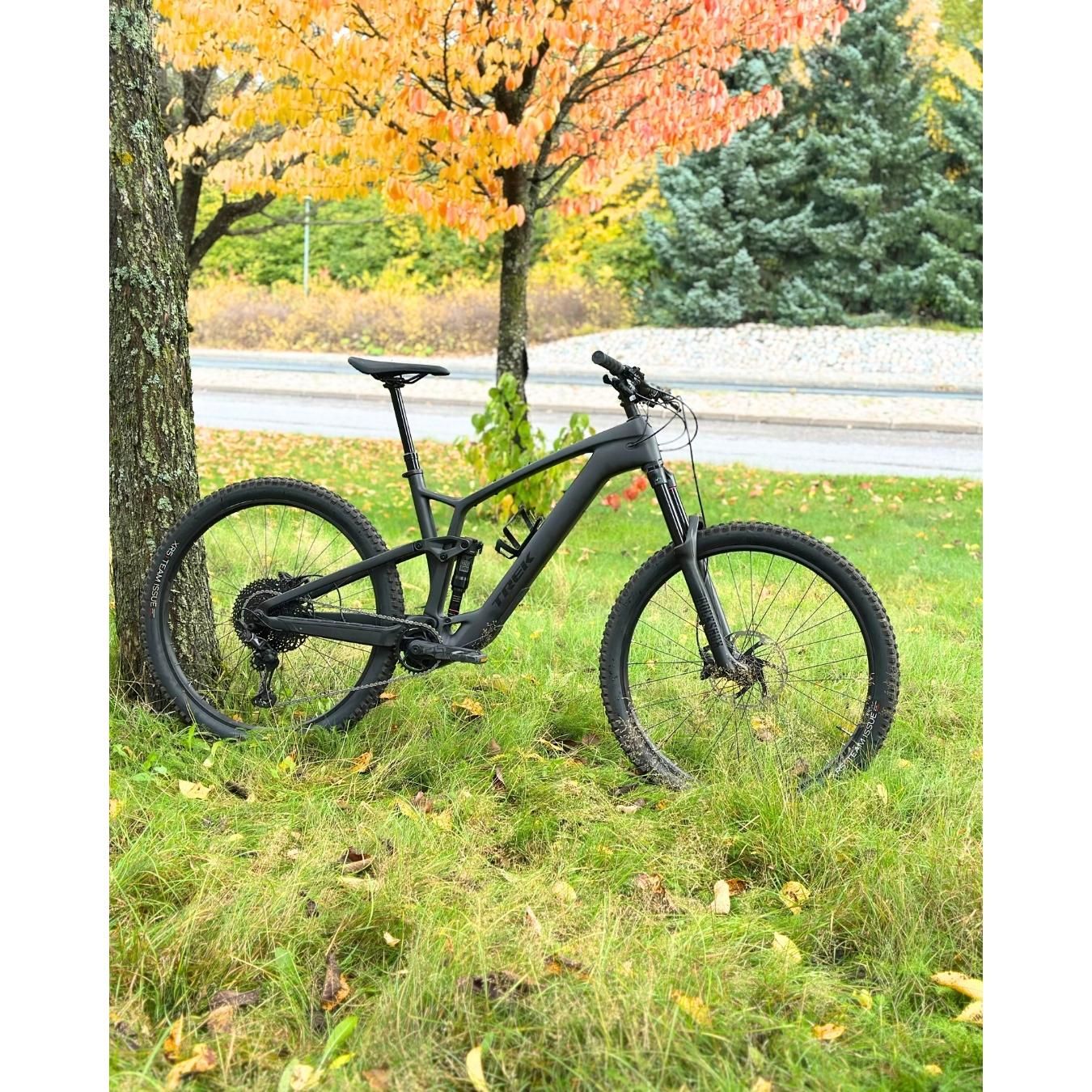 Trek Fuel EXe 9.5 – Täysjousitettu eMTB, 50 Nm, 150 mm etujousitus
