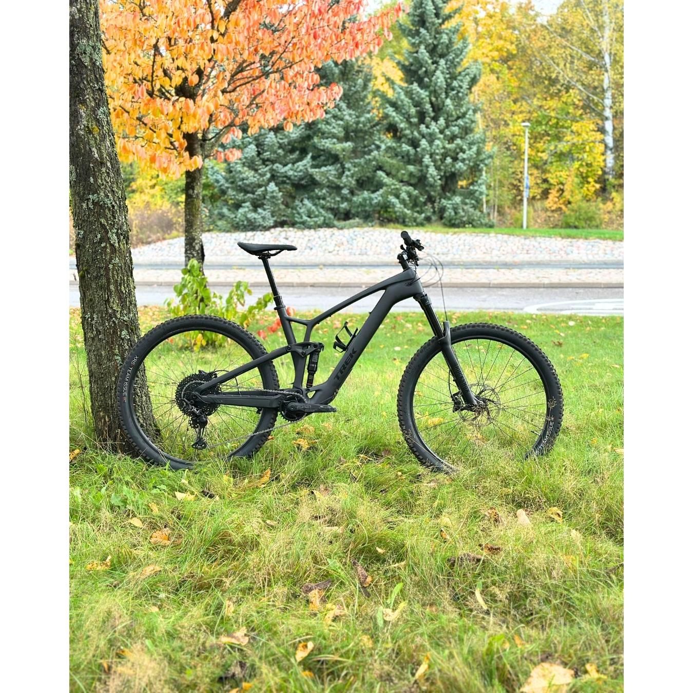 Trek Fuel EXe 9.5 – Täysjousitettu eMTB, 50 Nm, 150 mm etujousitus
