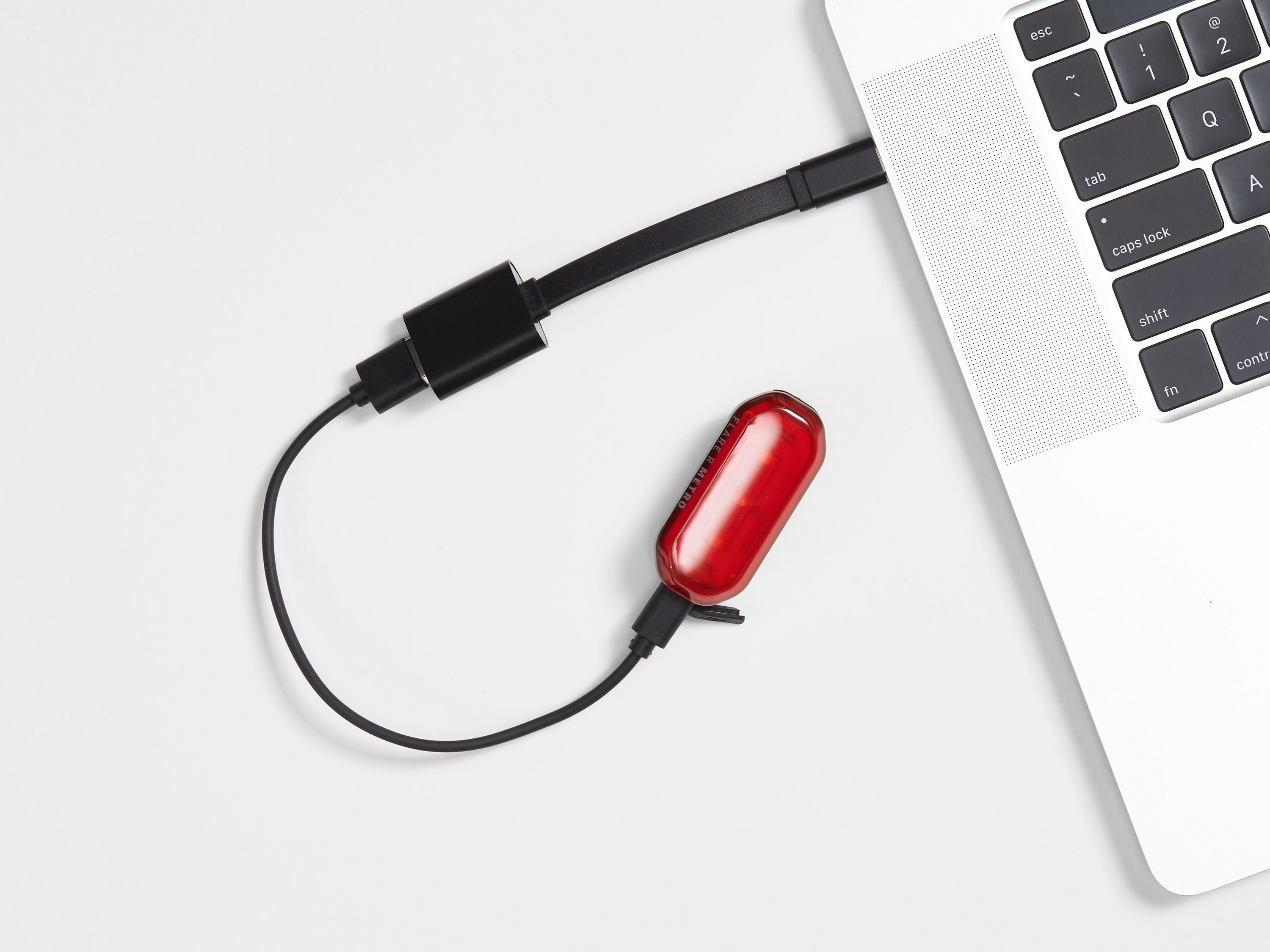 Trek Flare R Metro – USB-ladattava takavalo, 20 lm, IPX4