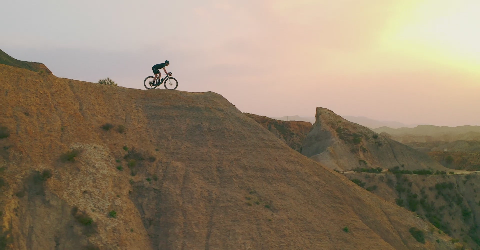 Lataa video: Videolla mies ja nainen ajavat Scott Addict Gravel-gravelpyörillä mäkisessa ja hiekkaisessa maastossa