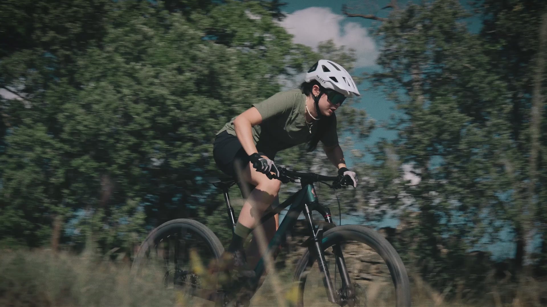 Lataa video: Videolla mies ja nainen ajavat Scott Addict Gravel-gravelpyörillä mäkisessa ja hiekkaisessa maastossa