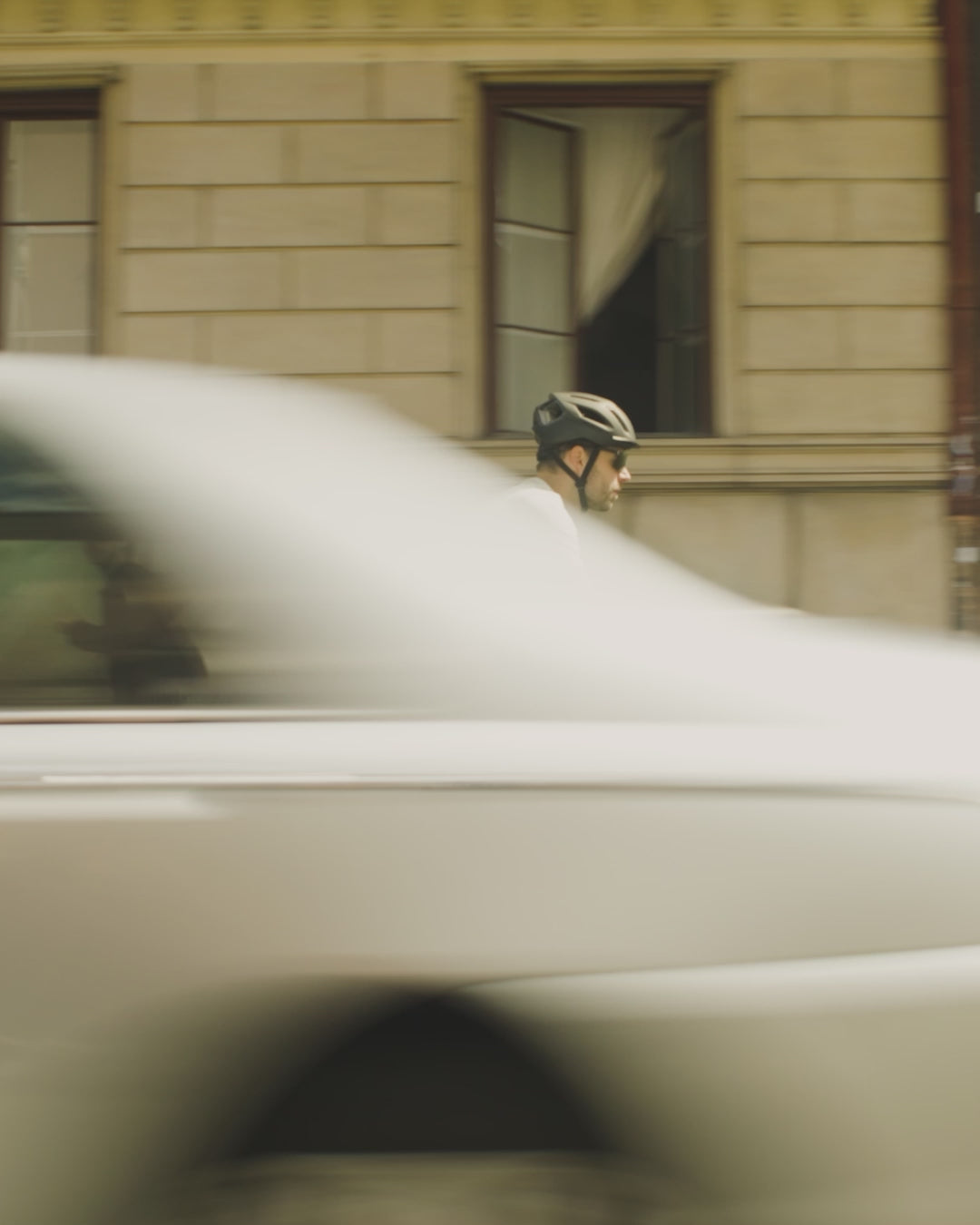 Lataa video: Videolla mies ja nainen ajavat Scott Addict Gravel-gravelpyörillä mäkisessa ja hiekkaisessa maastossa