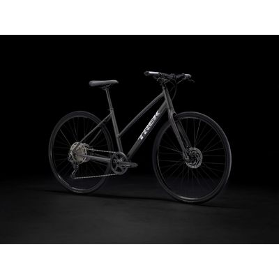 Trek FX 3 Disc Stagger hybridipyörä kuvattuna etuviistosta