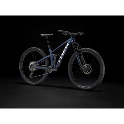 Trek Top Fuel 8 2022 täysjousto maastopyörä tummansinen etuviistosta kuvattuna