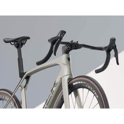 Trek Madone SL 7 Gen 8 — maantiepyörä kilpakäyttöön