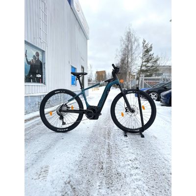 Cannondale Trail Neo 2 625wh sähkömaastopyörä kuvattu Lundbergin pihassa