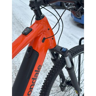 Cannondale Trail Neo 3 sähkömaastopyörän latausluukku Cannondale Trail Neo 3 sähkömaastopyörän latausluukku