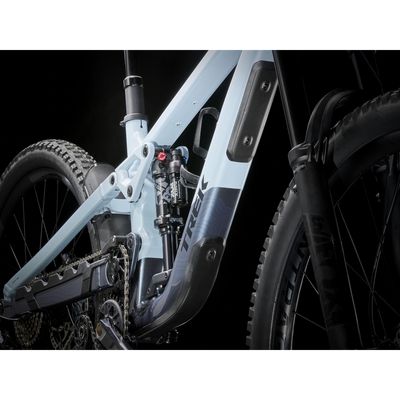 Trek Slash 8 Gen 6 täysjousto maastopyöränn runko etuviistosta kuvattuna