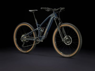 Trek Fuel EXe 8 XT — täysjousto maastopyörä kuvattuna etuviistosta