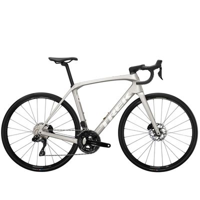 Trek Domane SL 6 Gen 4 maantiepyörä hopean värisenä